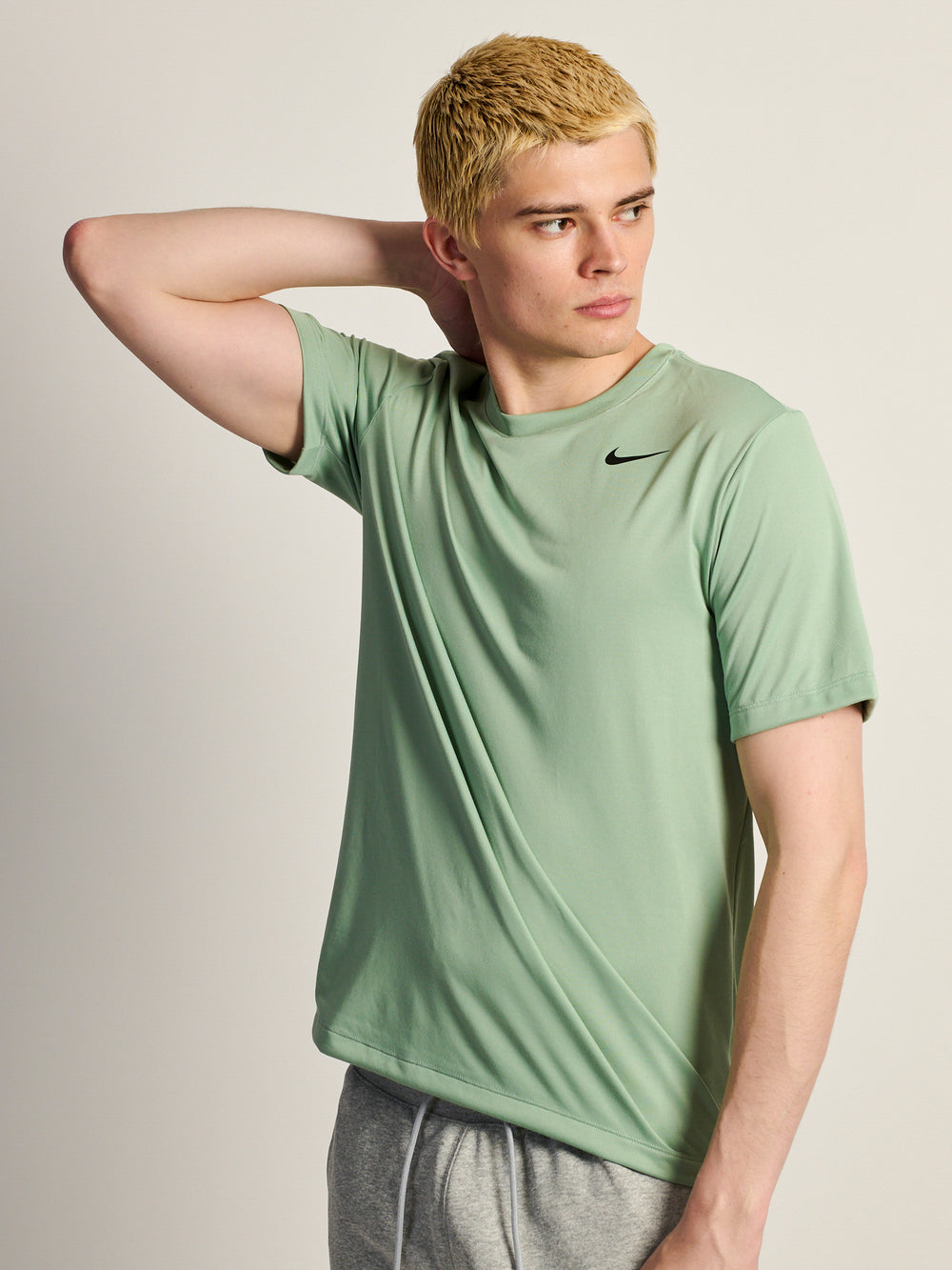 T-SHIRT NIKE FITNESS - SAUGE