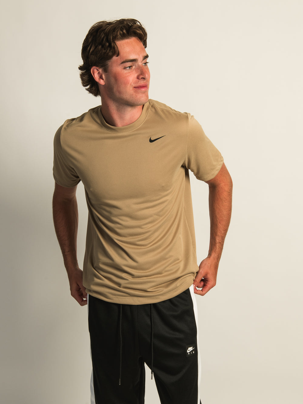 NIKE FITNESS T-SHIRT - BEIGE