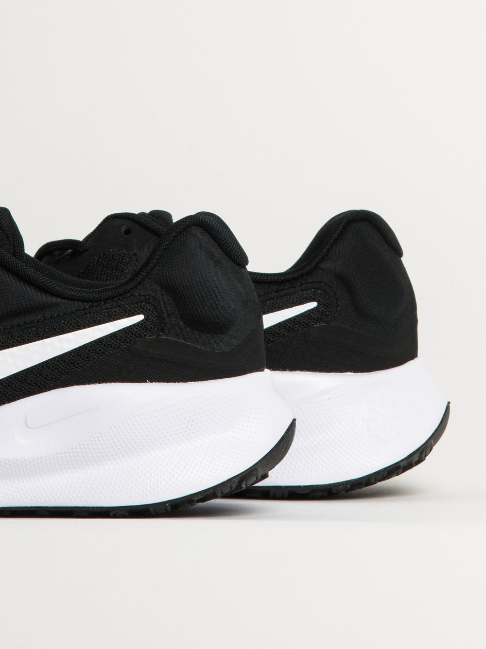 MENS NIKE REVOLUTION 7 RUNNING SHOE - BLACK/WHITE