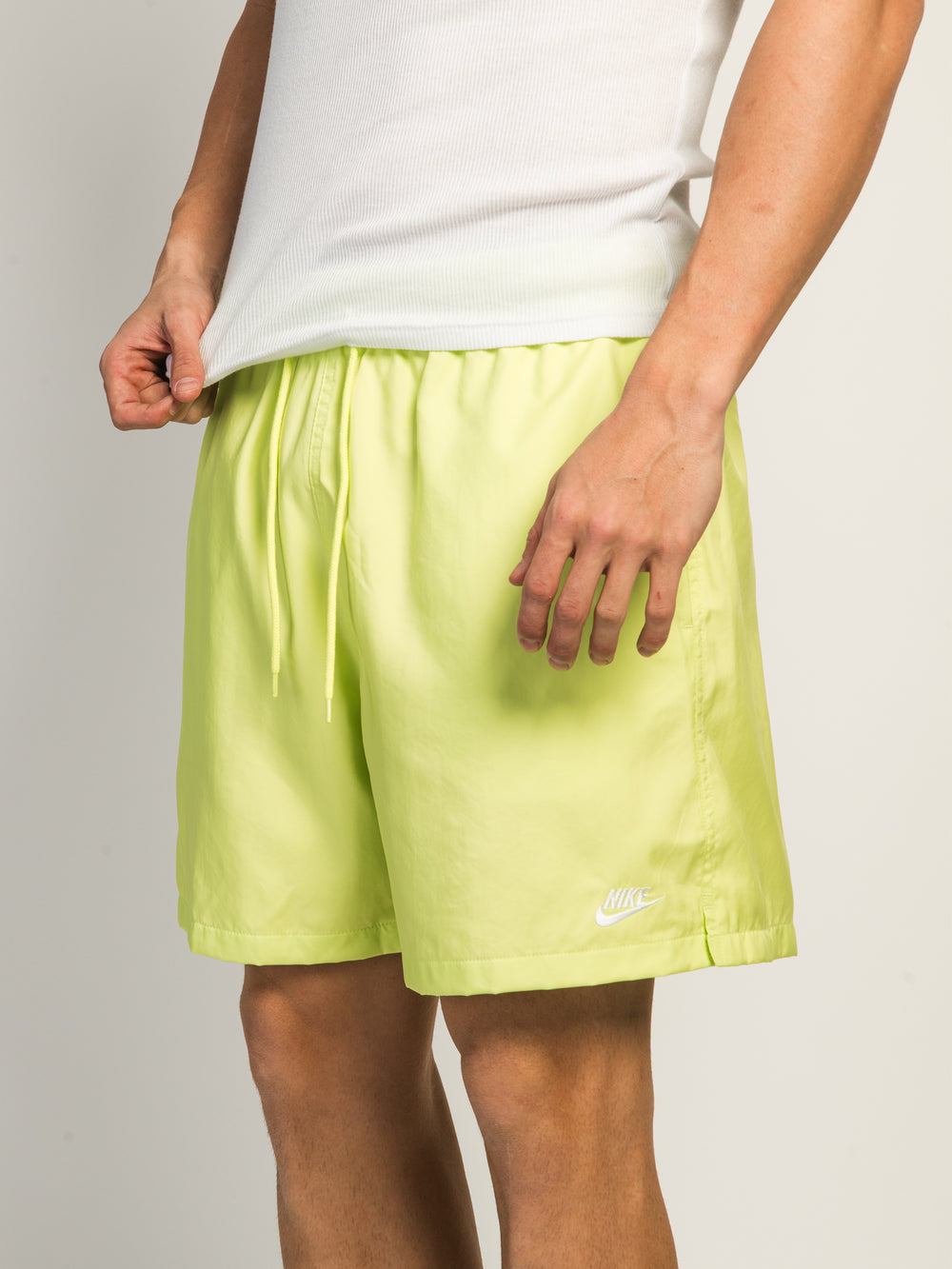 NIKE CLUB WOVEN FLOW SHORT - LEMON