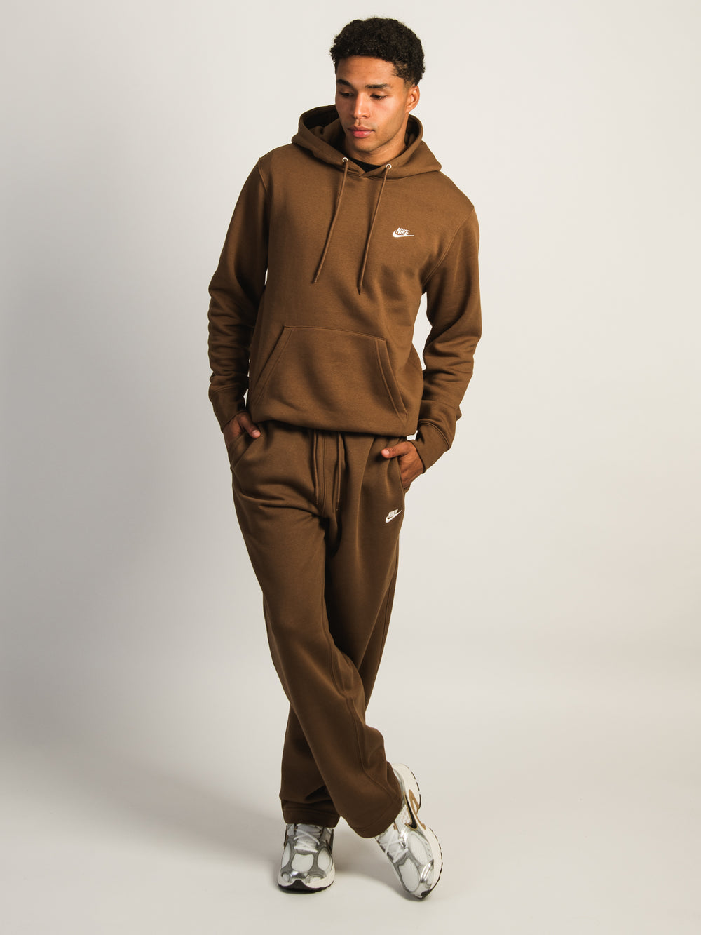 PANTALON NIKE CLUB À OURLET OUVERT - BRUN