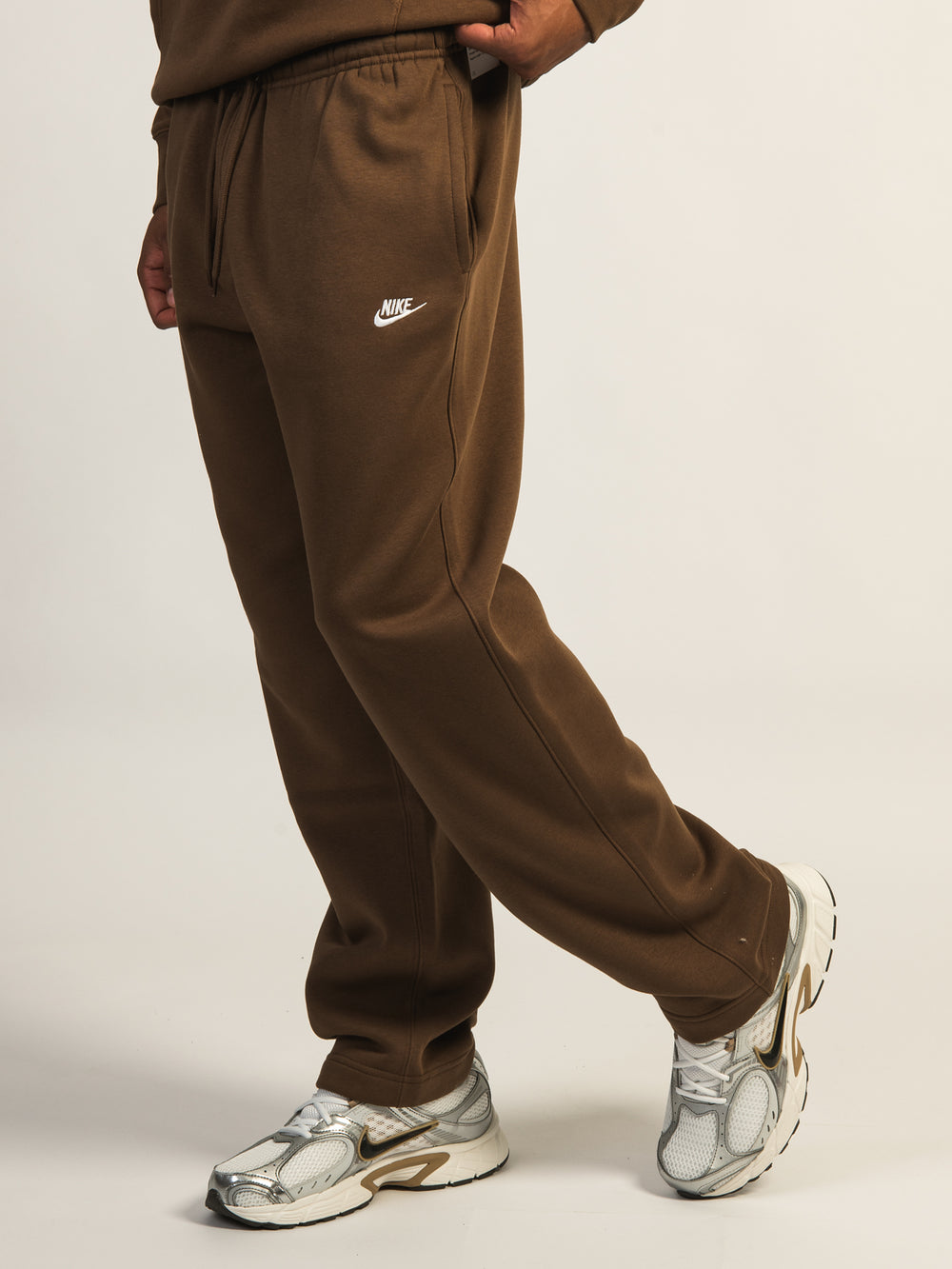 NIKE CLUB OPEN-HEM PANT - BROWN