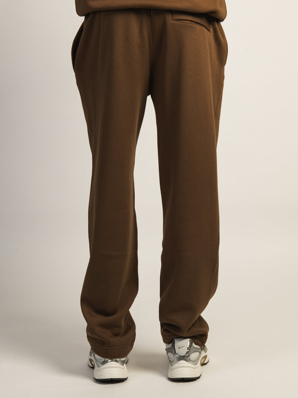 NIKE CLUB OPEN-HEM PANT - BROWN