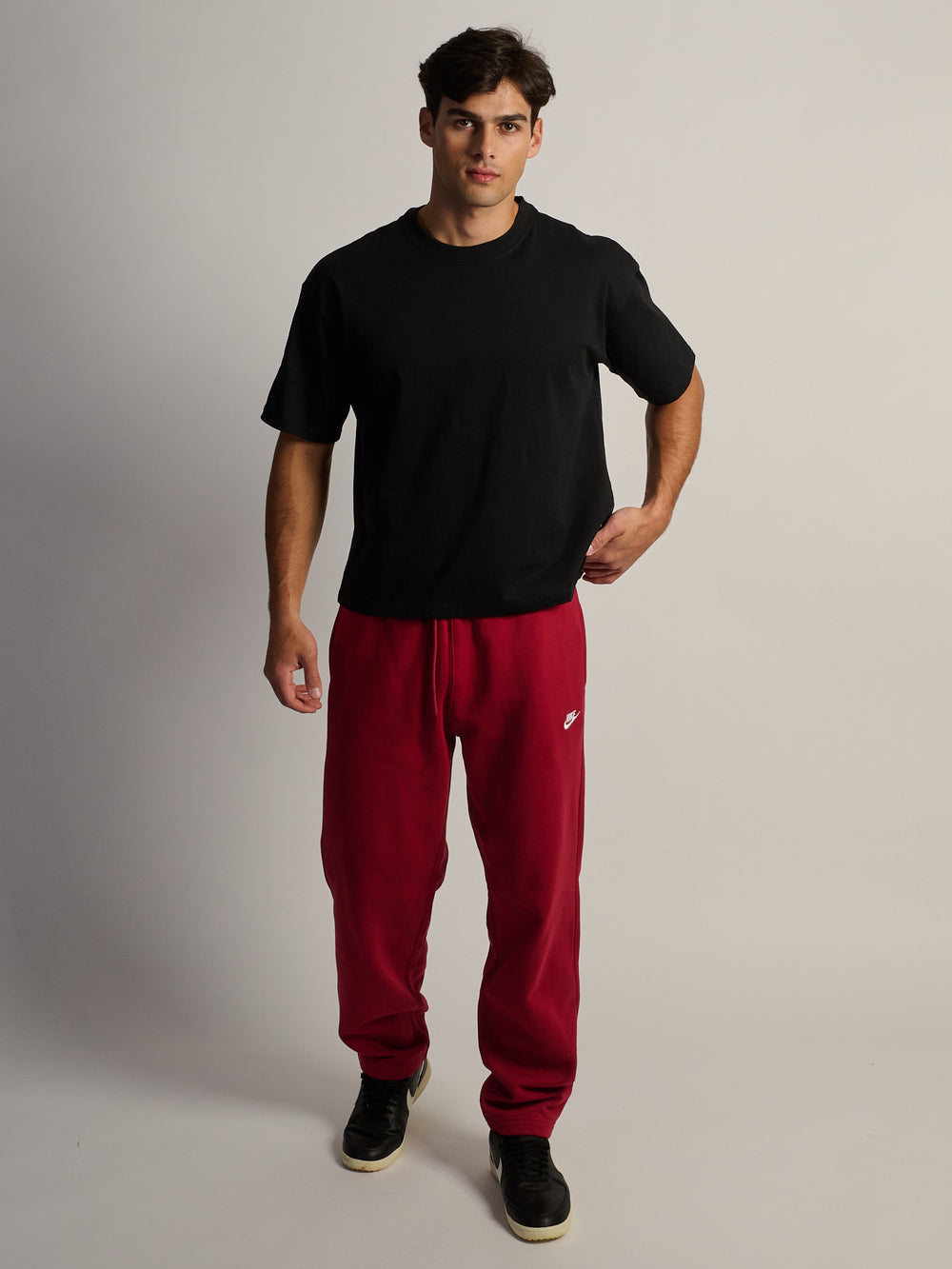 NIKE CLUB OPEN HEM PANT - CRIMSON