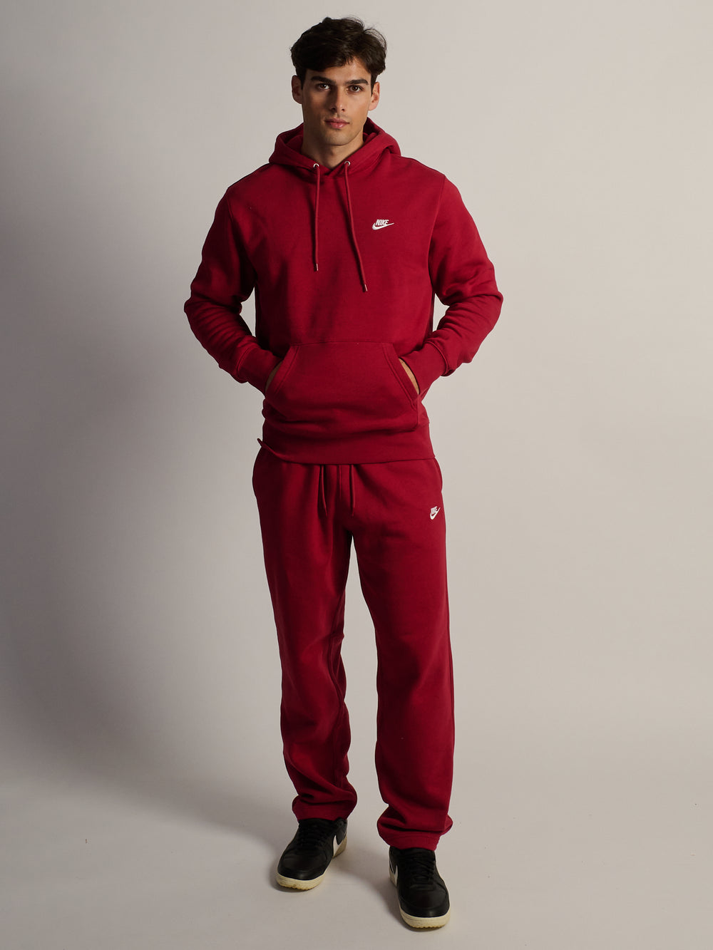 NIKE CLUB OPEN HEM PANT - CRIMSON