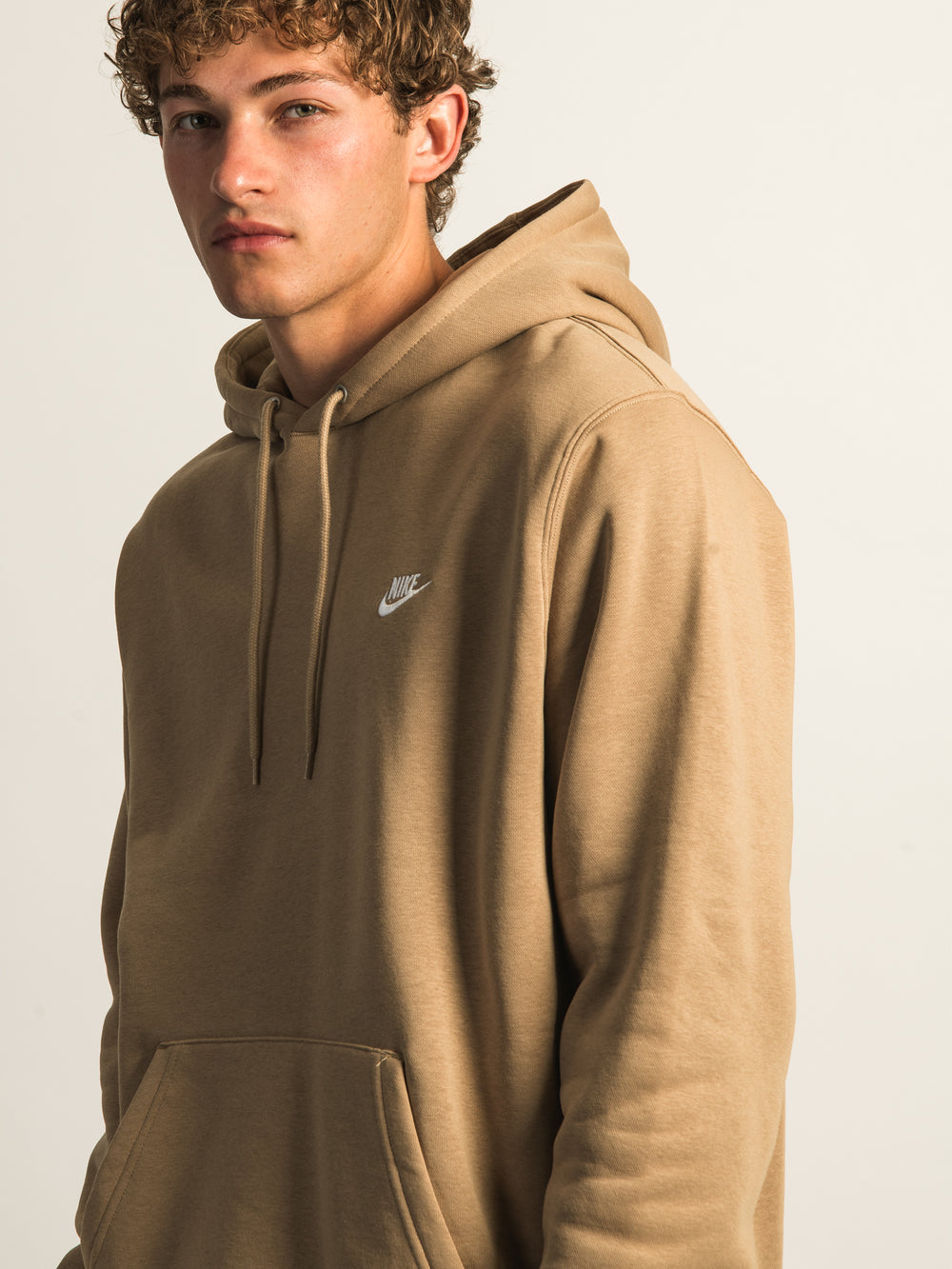 NIKE SPORTSWEAR CLUB PULLOVER HOODIE - BEIGE