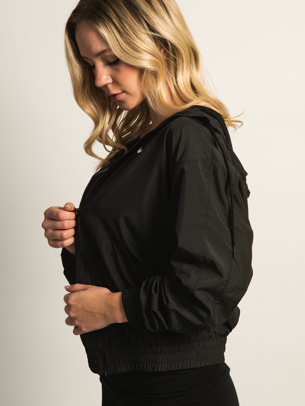 NIKE SPORTSWEAR ESSENTIAL UV WOVEN JACKET