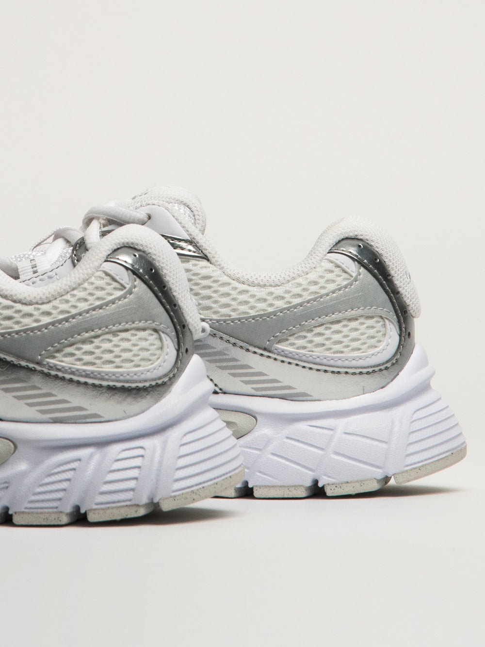 WOMENS NIKE V5 RNR SNEAKER - WHITE/SILVER