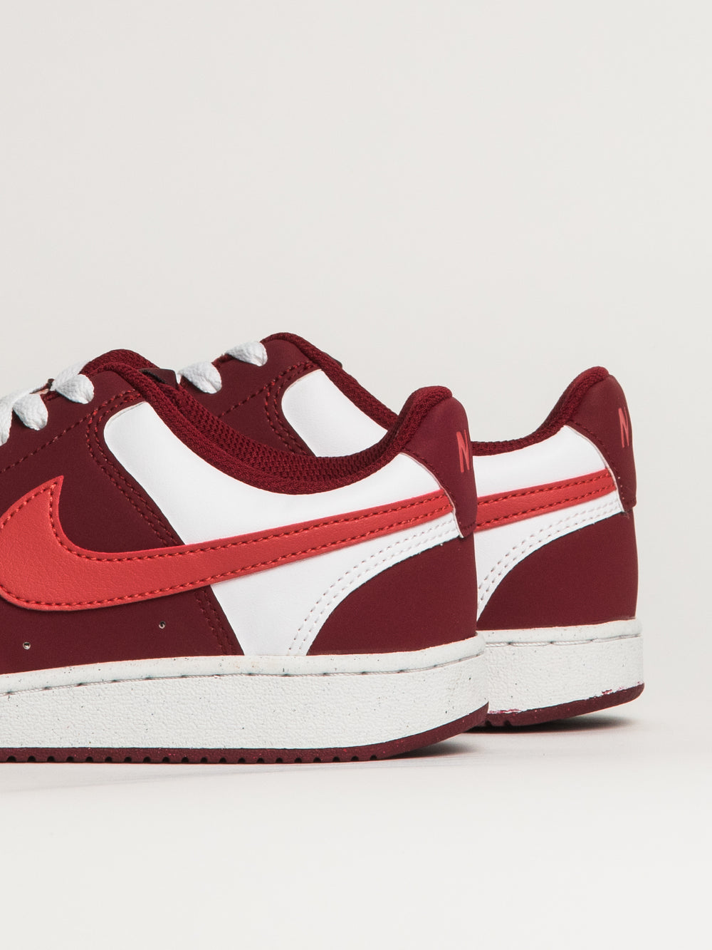CHAUSSURES DE SPORT NIKE COURT VISION LOW POUR FEMMES - ROUGE/BLANC