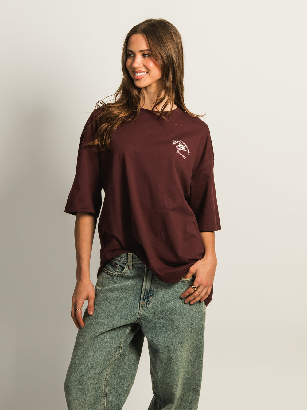 NIKE SPORTSWEAR CLASSICS TEE - BURGUNDY