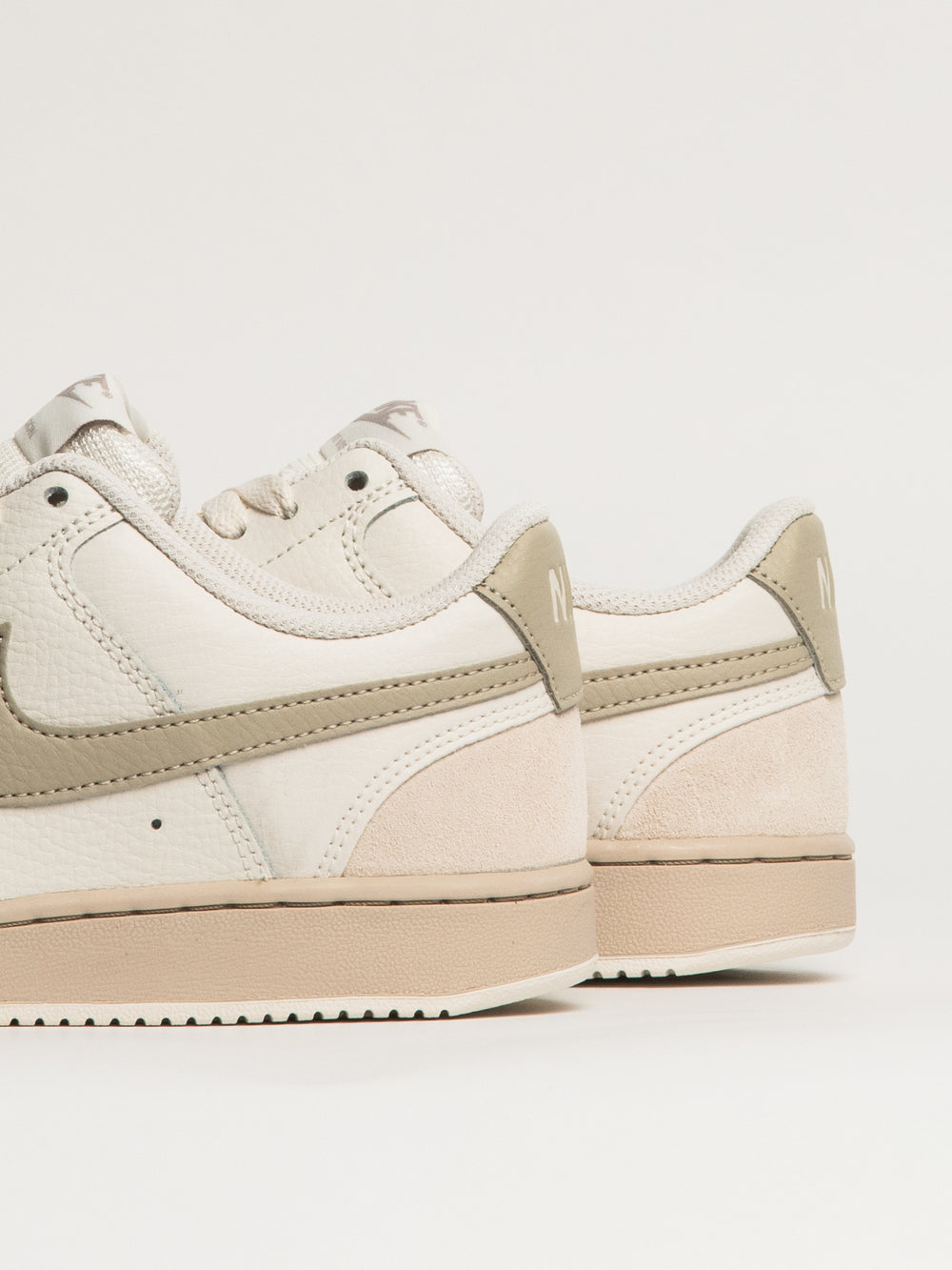 SNEAKER NIKE COURT VISION LO EN DAIM POUR FEMME - CRÈME