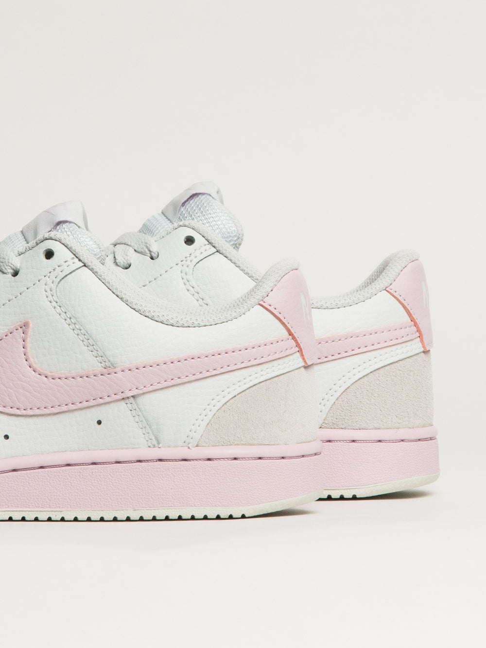 SNEAKER NIKE COURT VISION LO EN DAIM POUR FEMME - BLANC/ROSE