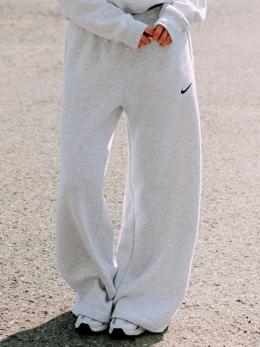 NIKE STDO FLEECE PANTALON LARGE TAILLE MI-HAUTE - GRIS CHINÉ