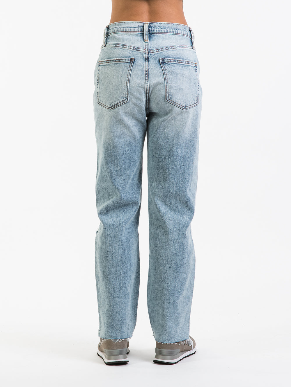 SILVER JEANS 28" HIGHLY DESIRABLE STRAIGHT - CLEARANCE