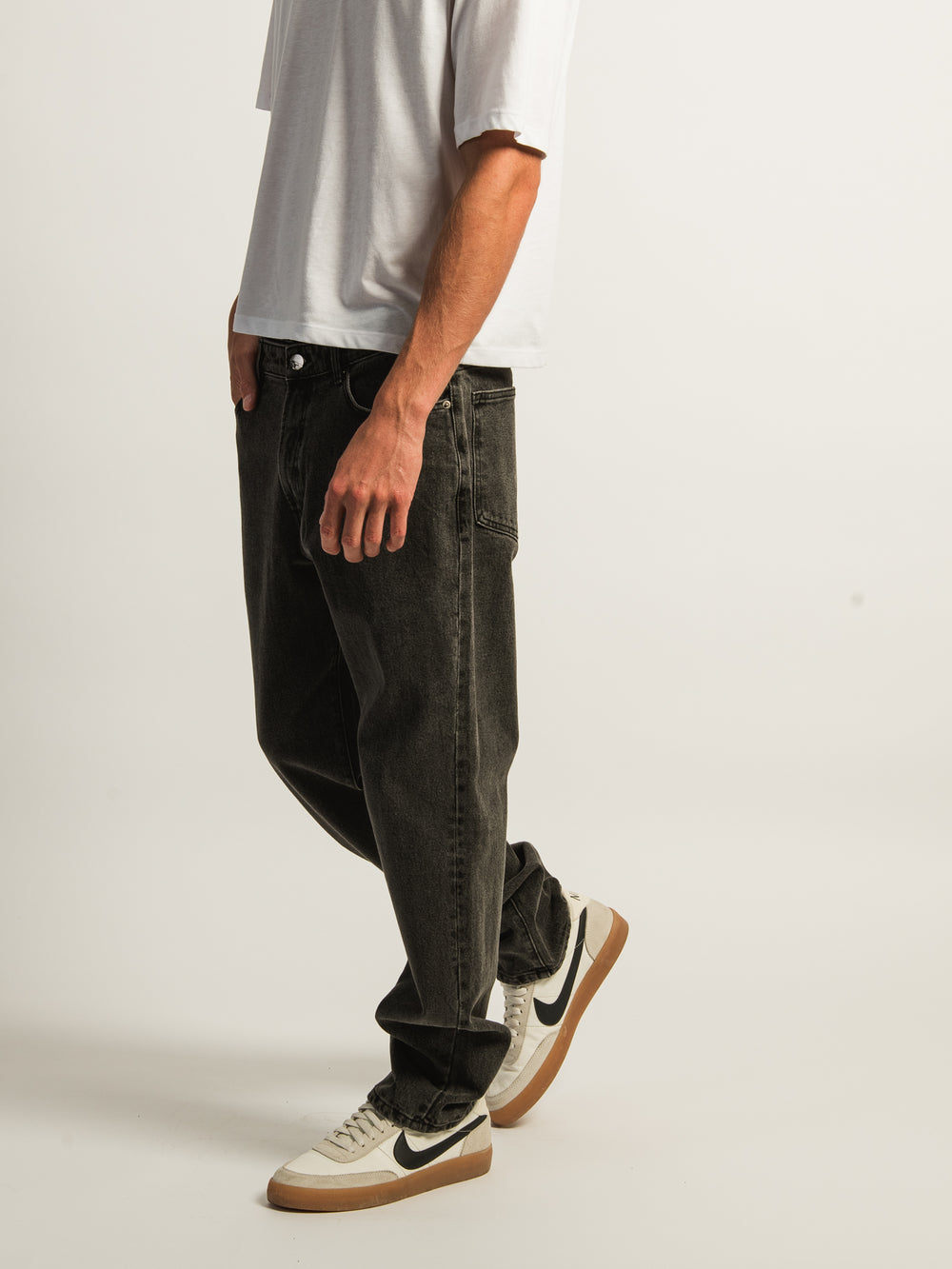 JEANS AMPLE TAINTED – DÉLAVAGE NOIR VINTAGE