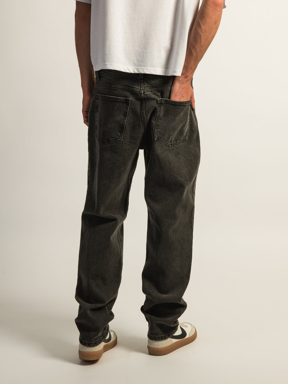 JEANS AMPLE TAINTED – DÉLAVAGE NOIR VINTAGE