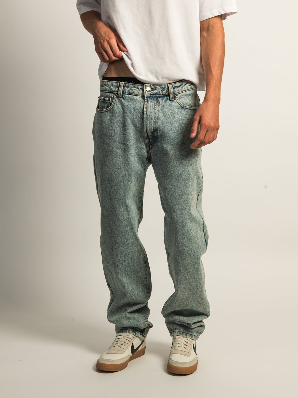 JEANS AMPLE TAINTED – DÉLAVAGE DENIM CLAIR