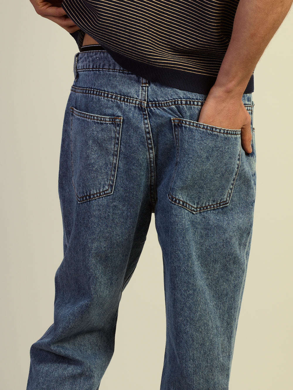 JEANS TAINTED LÉGERS À COUPE AMPLE
