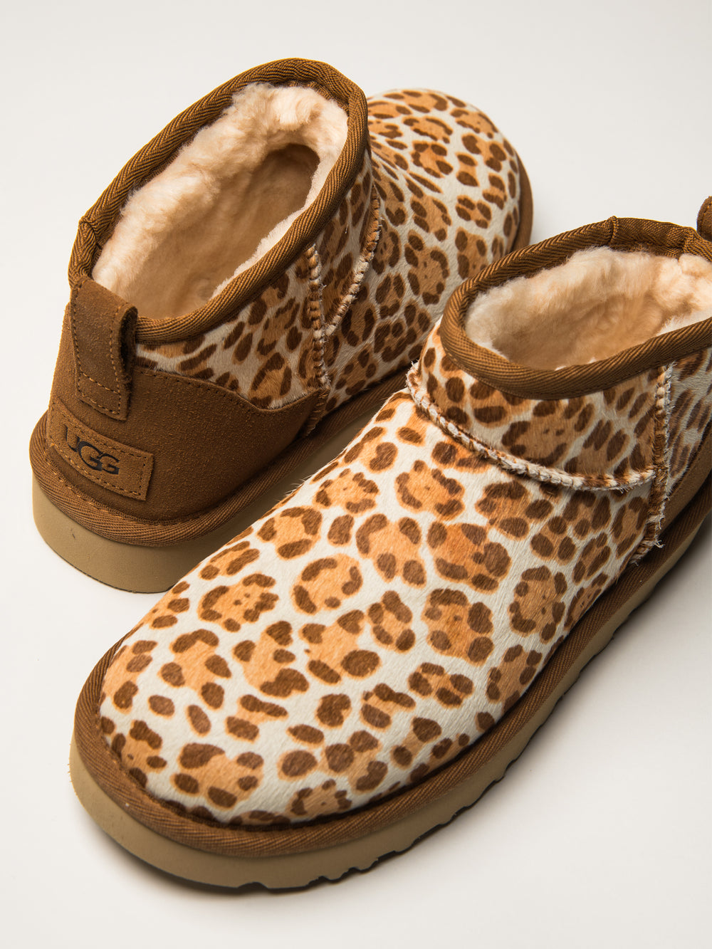UGG CLASSIC ULTRA MINI PLAINS FEMME - LÉOPARD