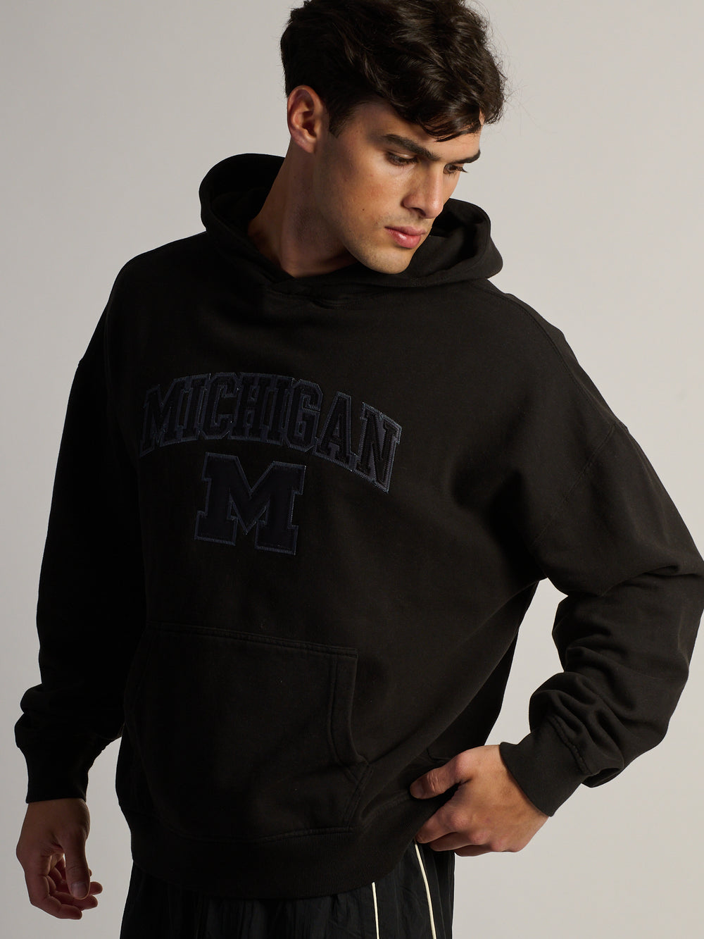 MICHIGAN TONAL PULLOVER HOODIE - NOIR