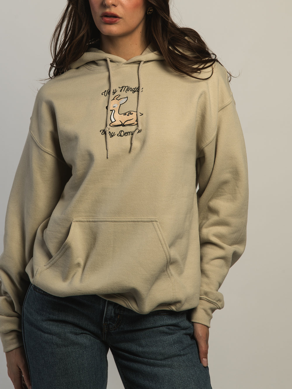 HOODIE VERBAGE VERY DEMURE P/O - NATUREL