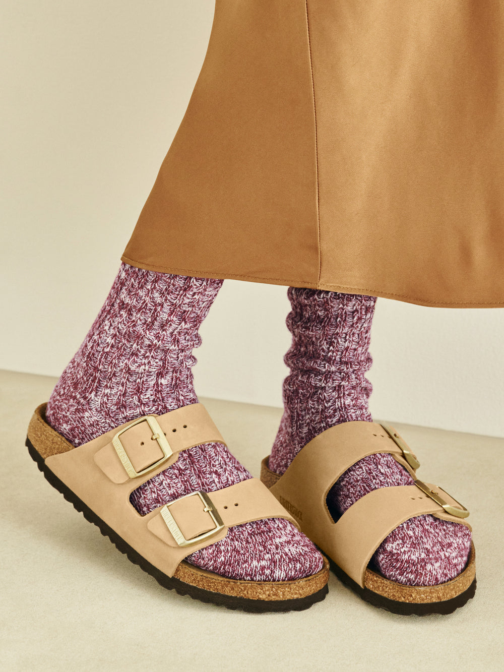 SANDALES EN NUBUCK À SEMELLE SOUPLE BIRKENSTOCK ARIZONA POUR FEMMES - MOYEN/ÉTROIT - SABLE