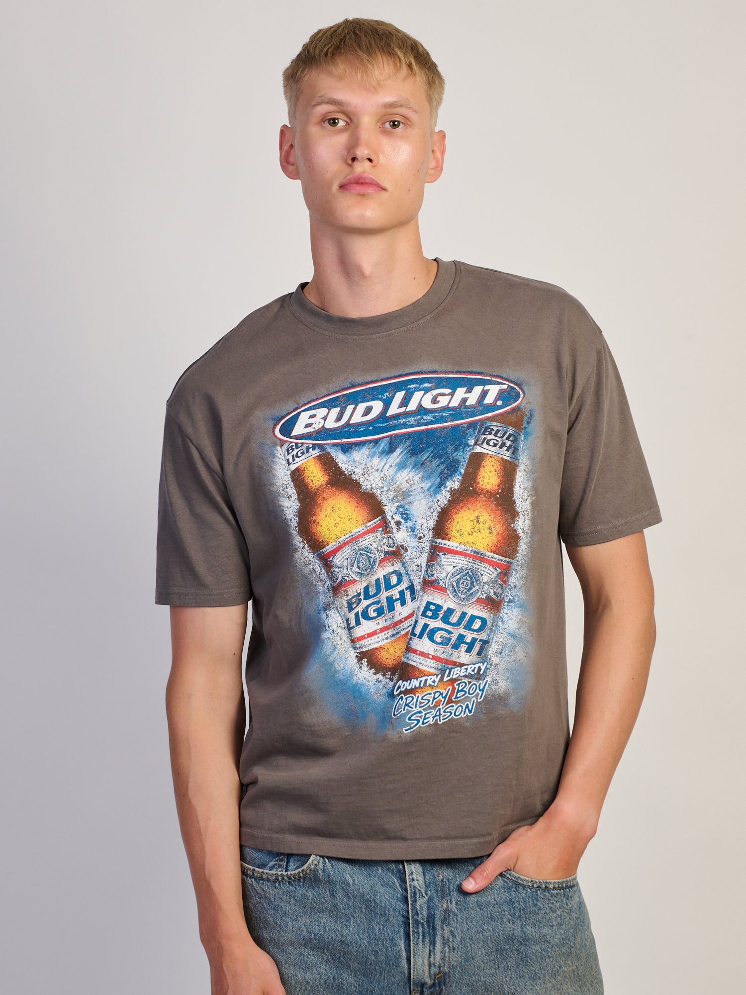 COUNTRY LIBERTY BUD LIGHT CRISPY BOY BOTTLES T-SHIRT