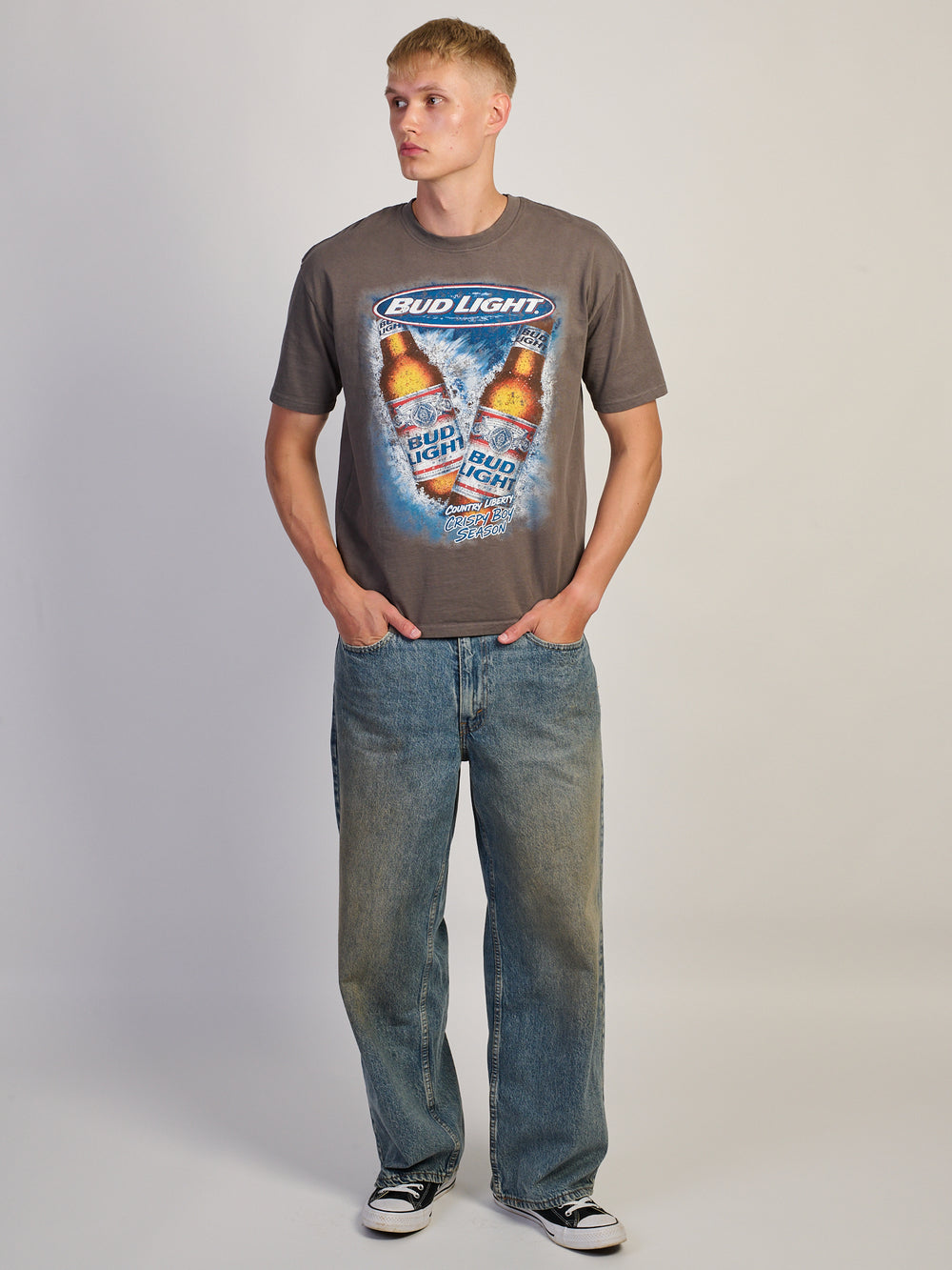 COUNTRY LIBERTY COUNTRY LIBERTY BUD LIGHT CRISPY BOY BOTTLES T-SHIRT - Boathouse