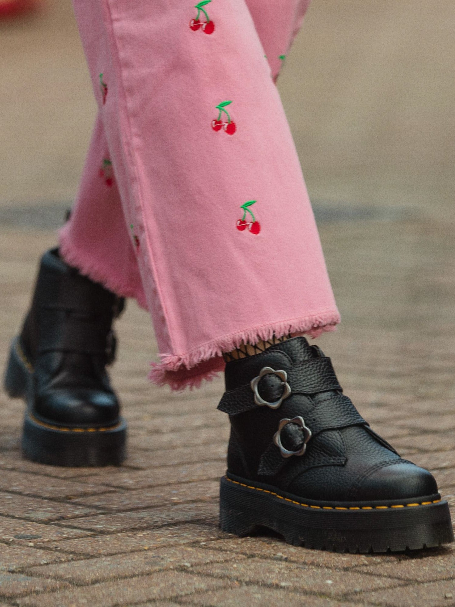 Dr martens little online flowers