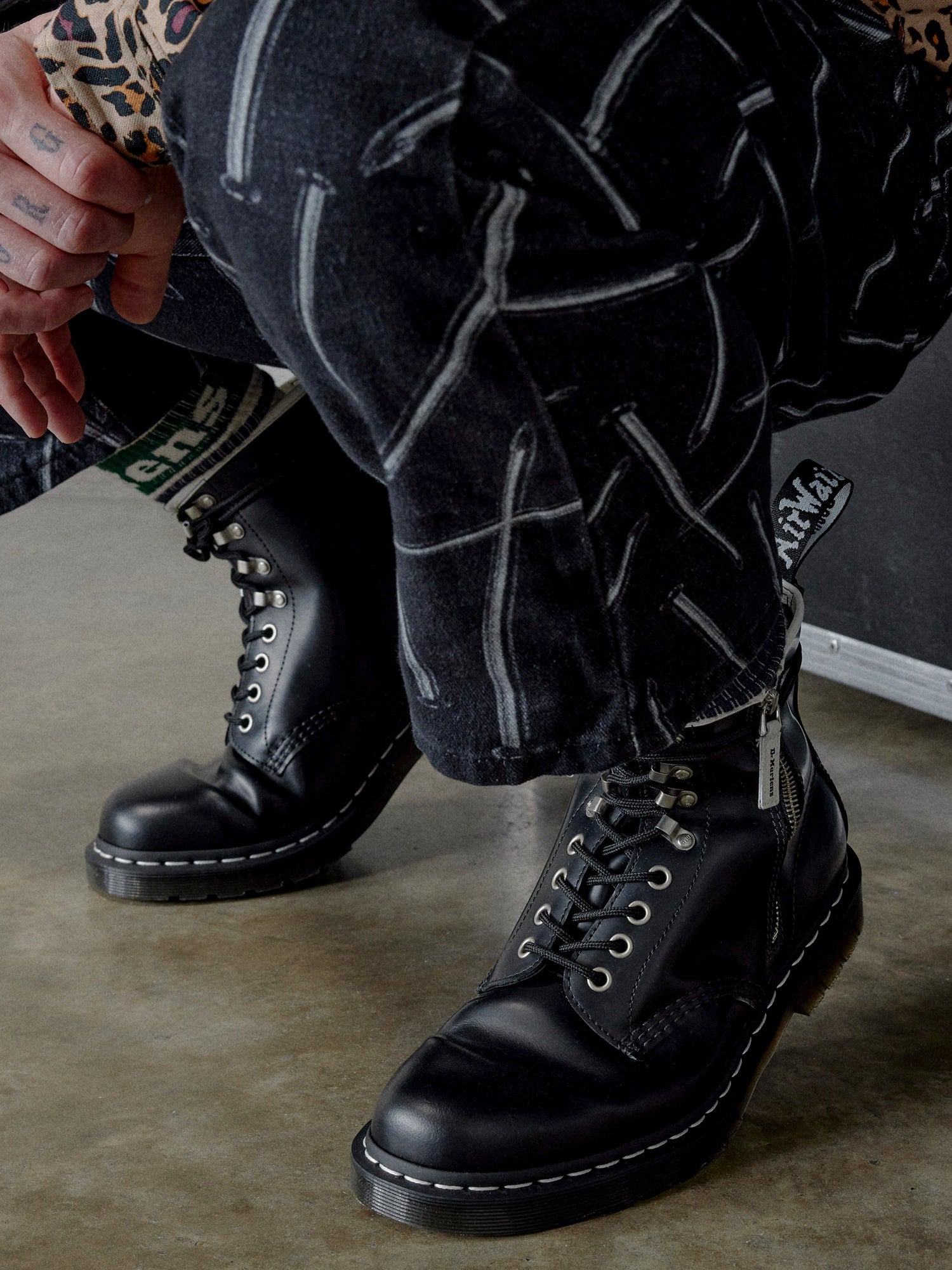 Black doc clearance martens with zipper