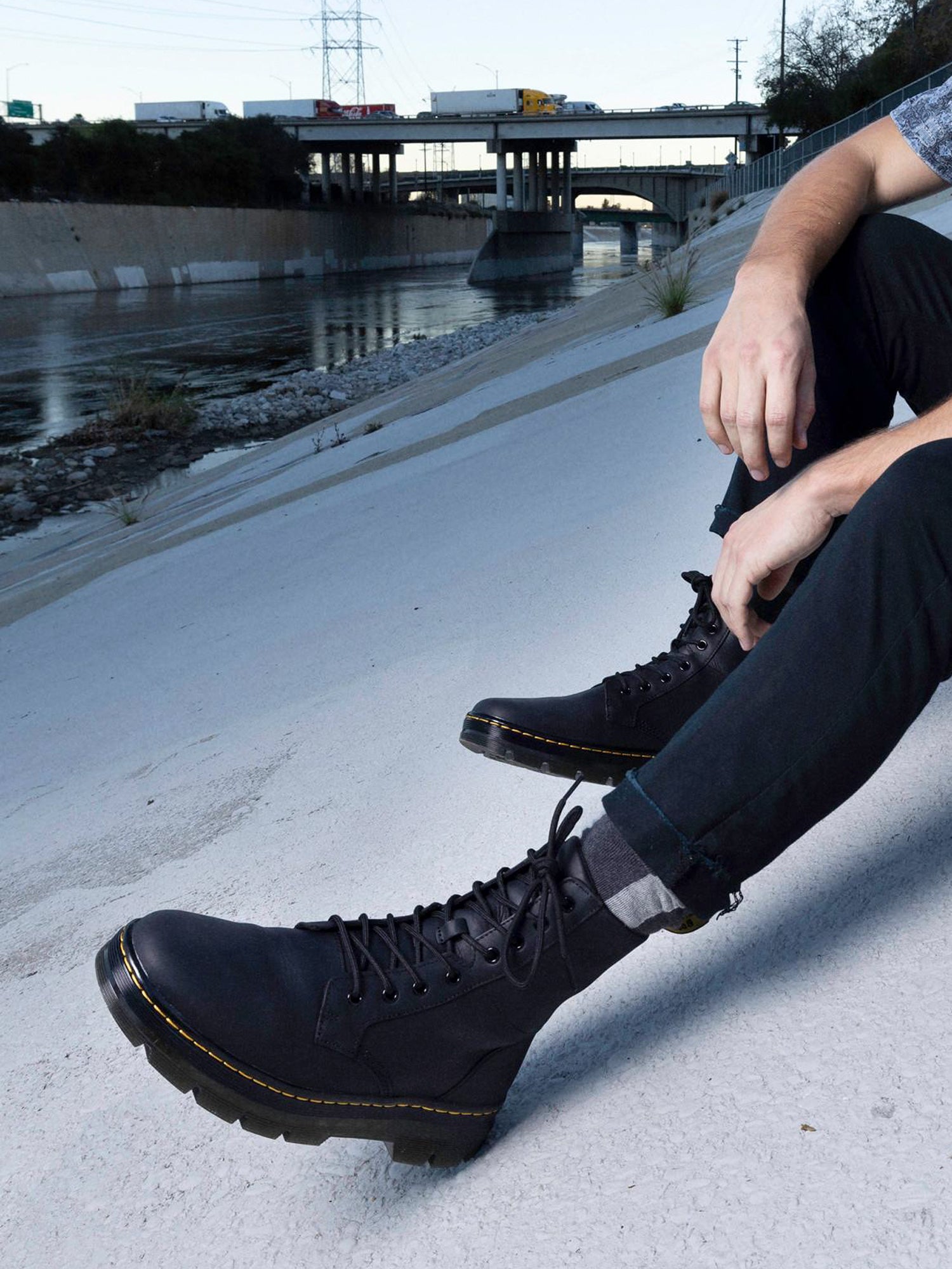 Dr martens combs 6 best sale tie boots