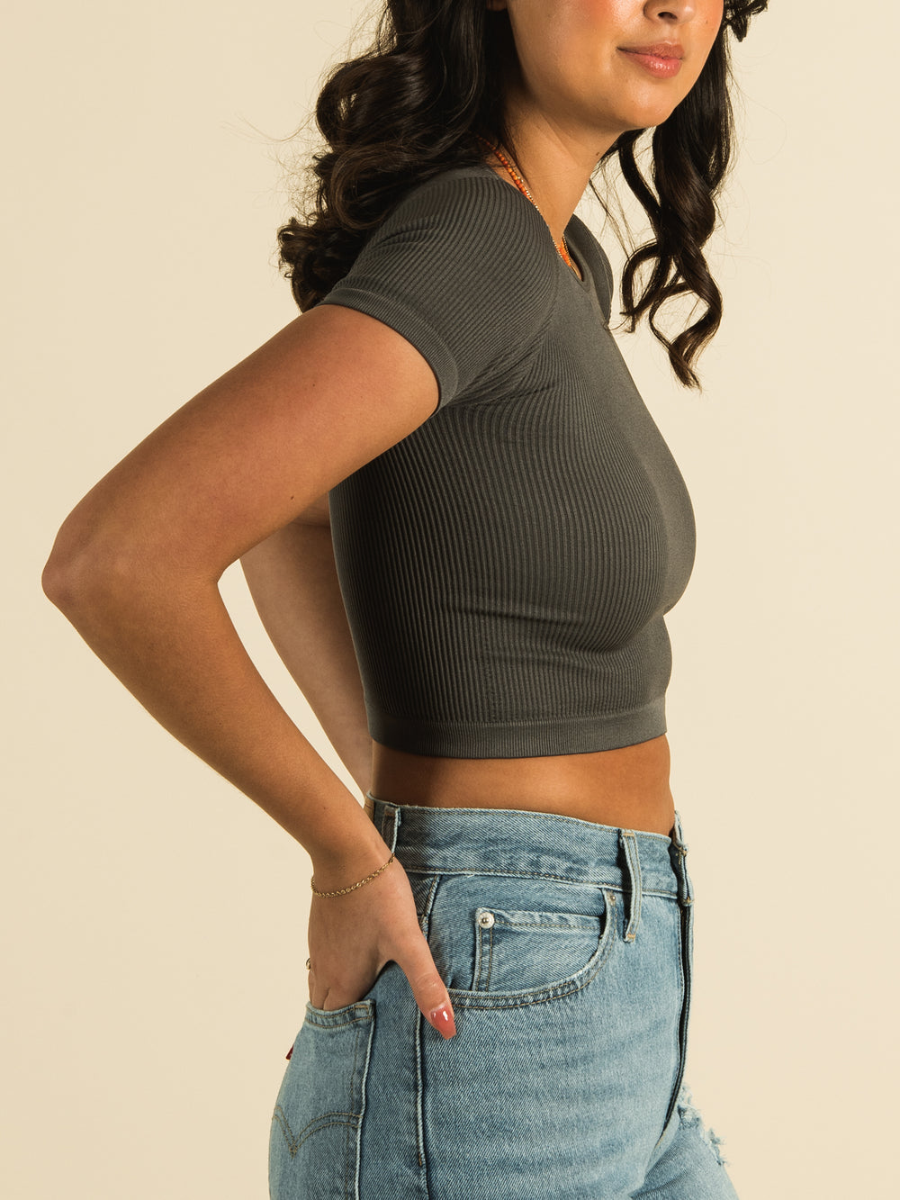 HARLOW RIBBED SEAMLESS TEE  - CLEARANCE