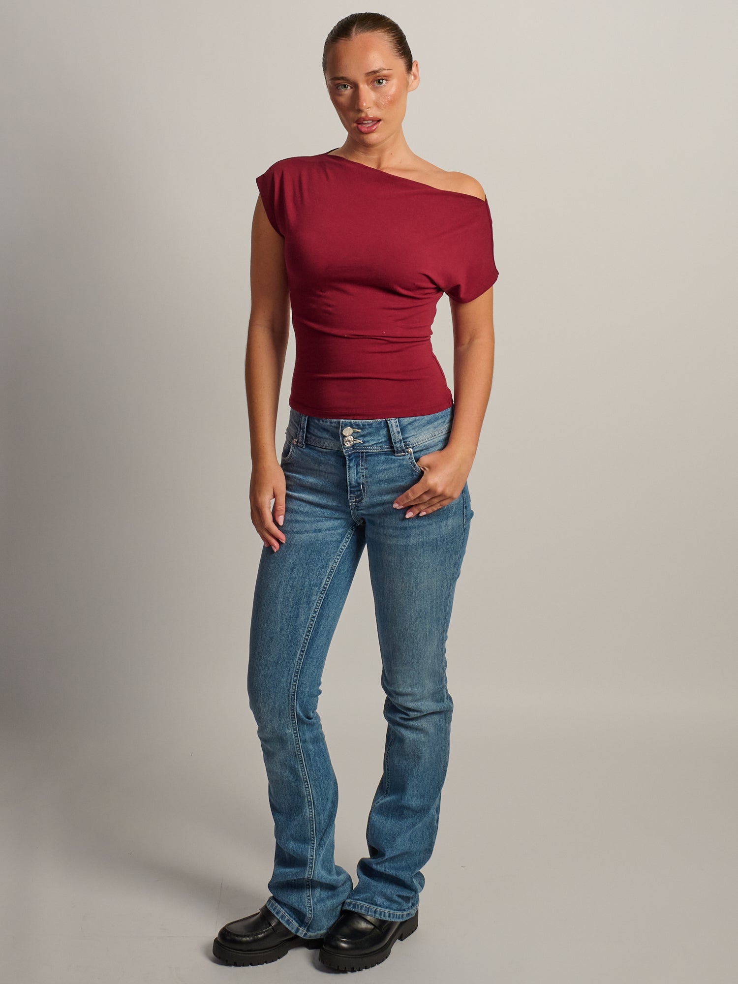 HARLOW SLOANE TEE - BURGUNDY