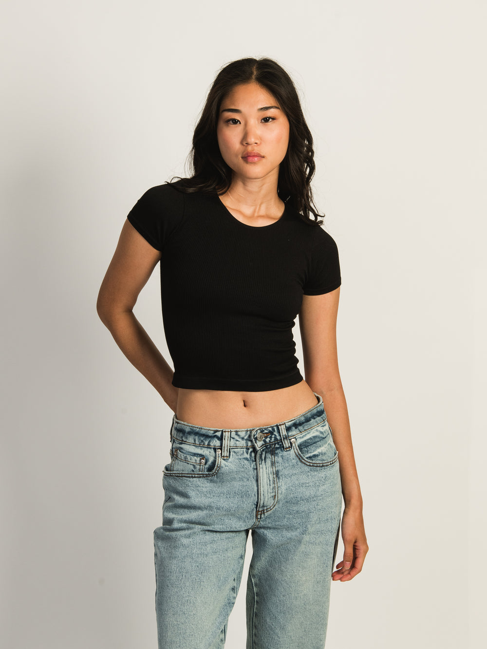 HARLOW RIBBED SEAMLESS TEE - BLACK