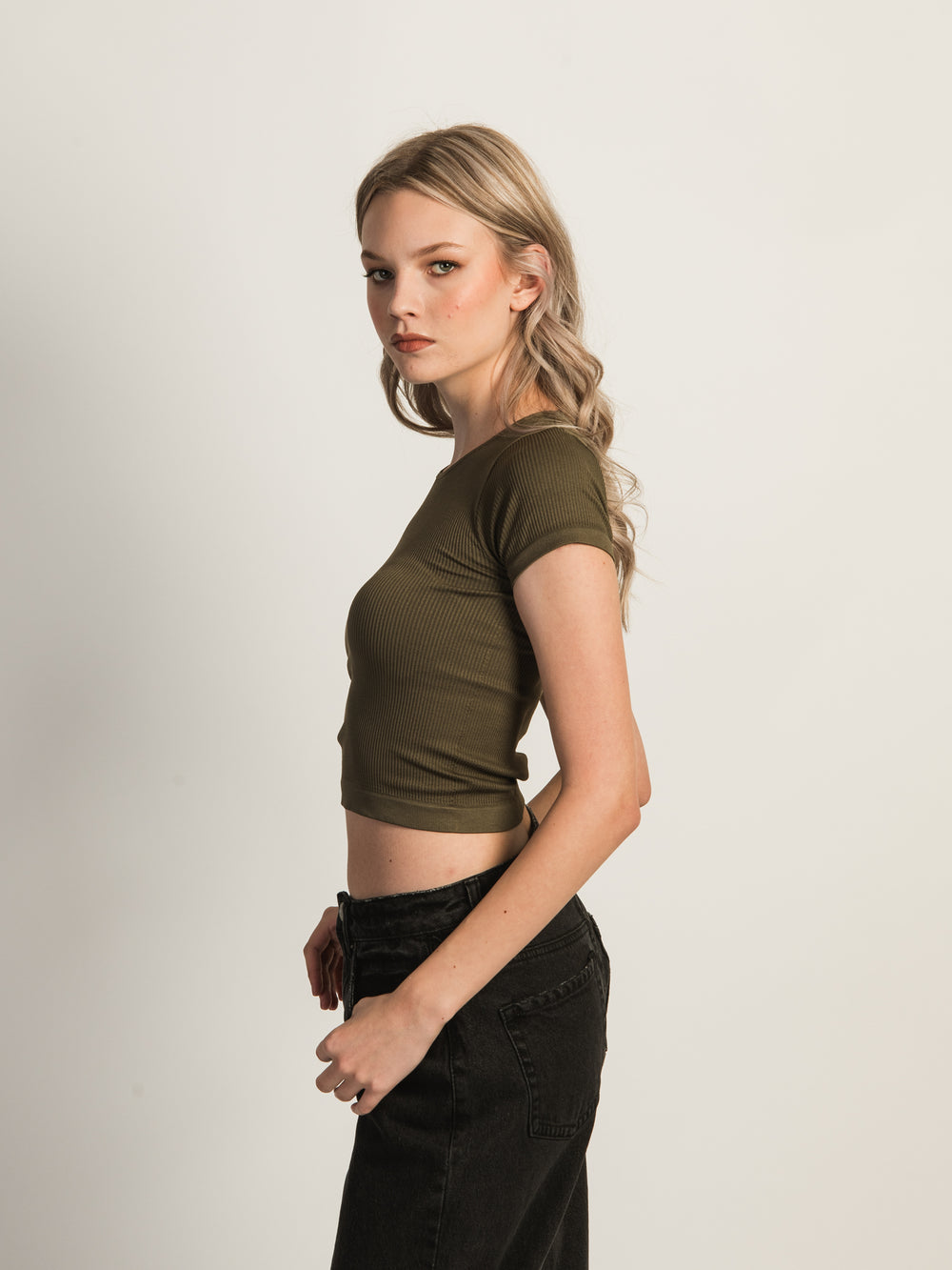 HARLOW RIBBED SEAMLESS TEE - ARMY