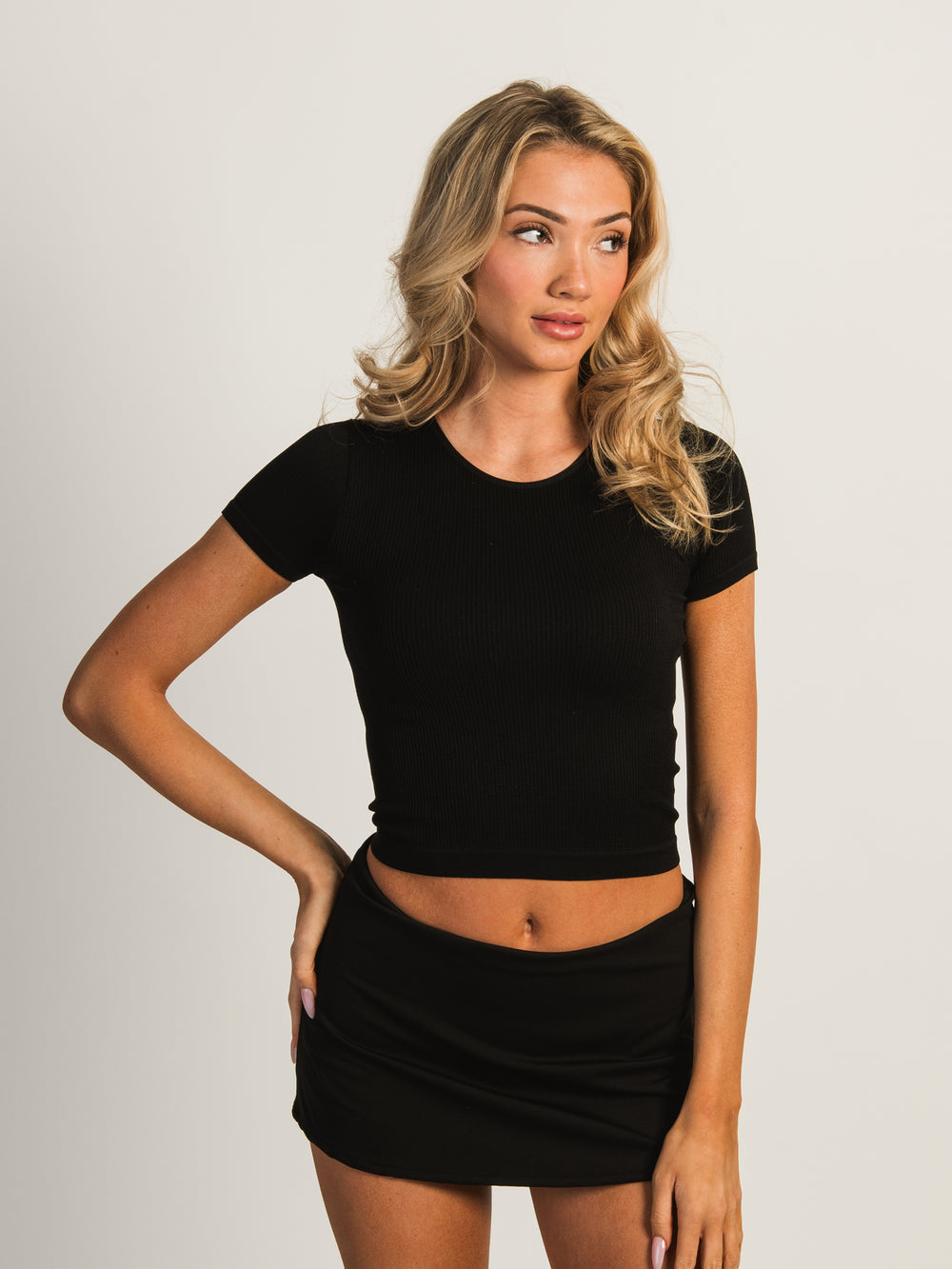 HARLOW RIBBED SEAMLESS TEE - BLACK