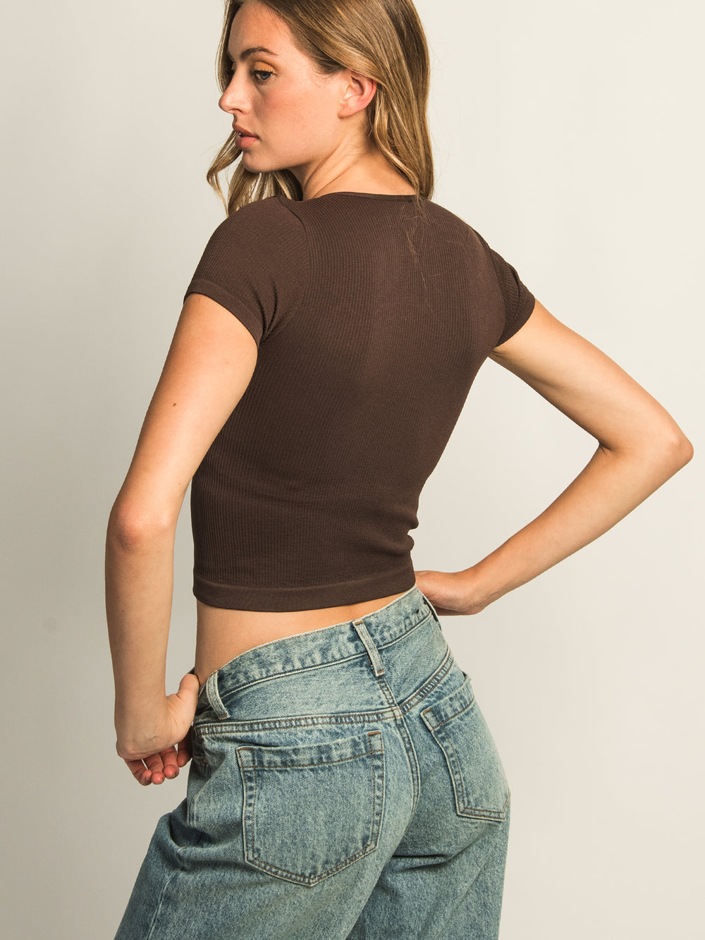 HARLOW RIBBED SEAMLESS TEE - CHOCOLATE
