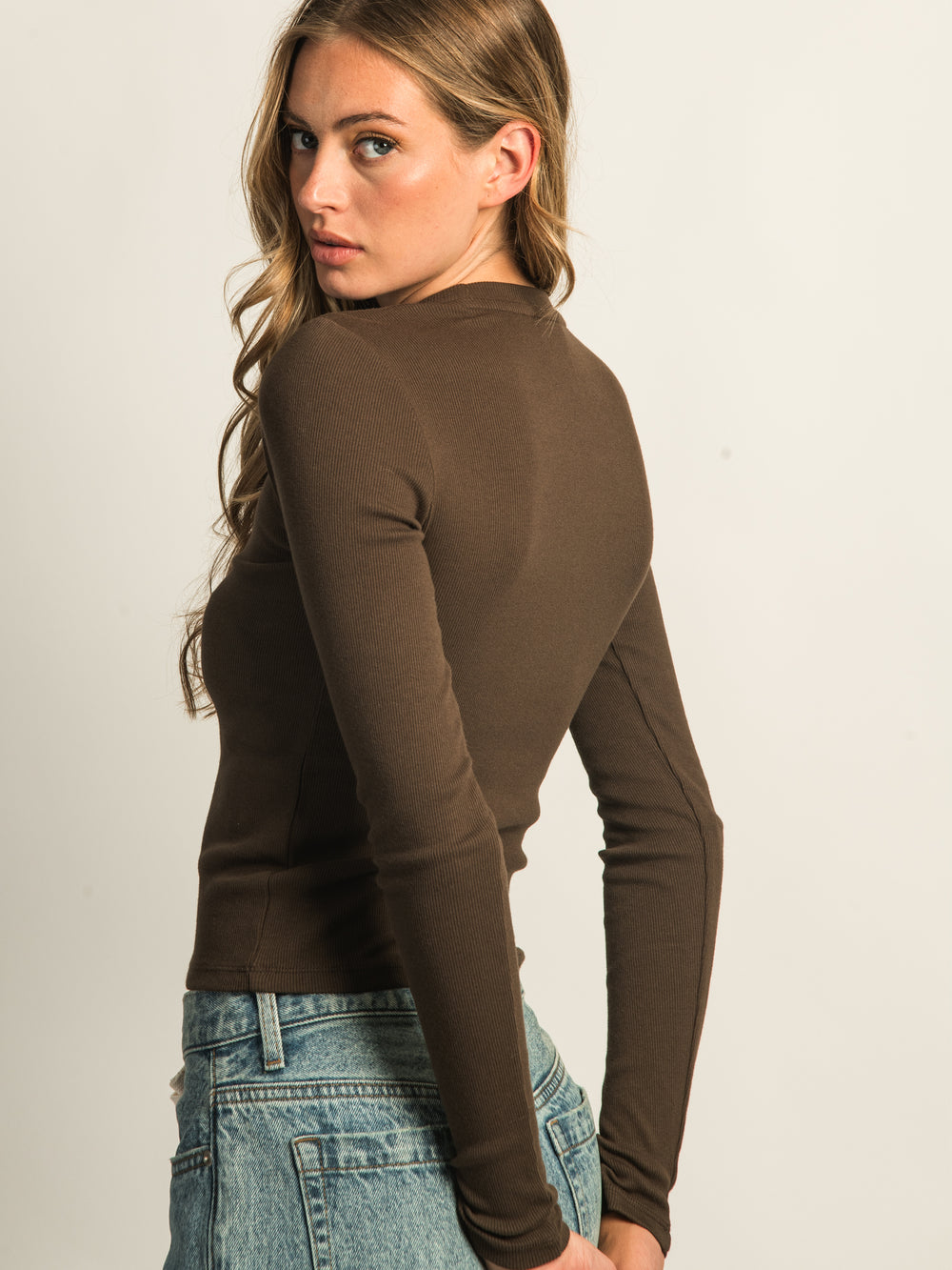 HARLOW ESSENTIAL CREWNECK LONG SLEEVE TEE - CHOCOLATE