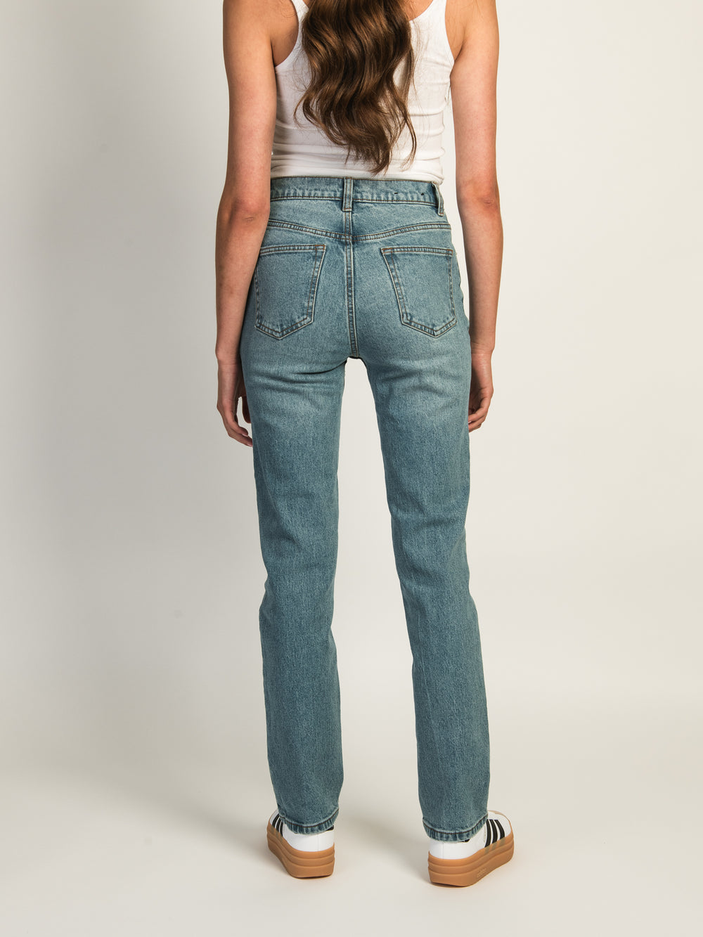 HARLOW HIGH-RISE STRAIGHT JEAN - MID WASH