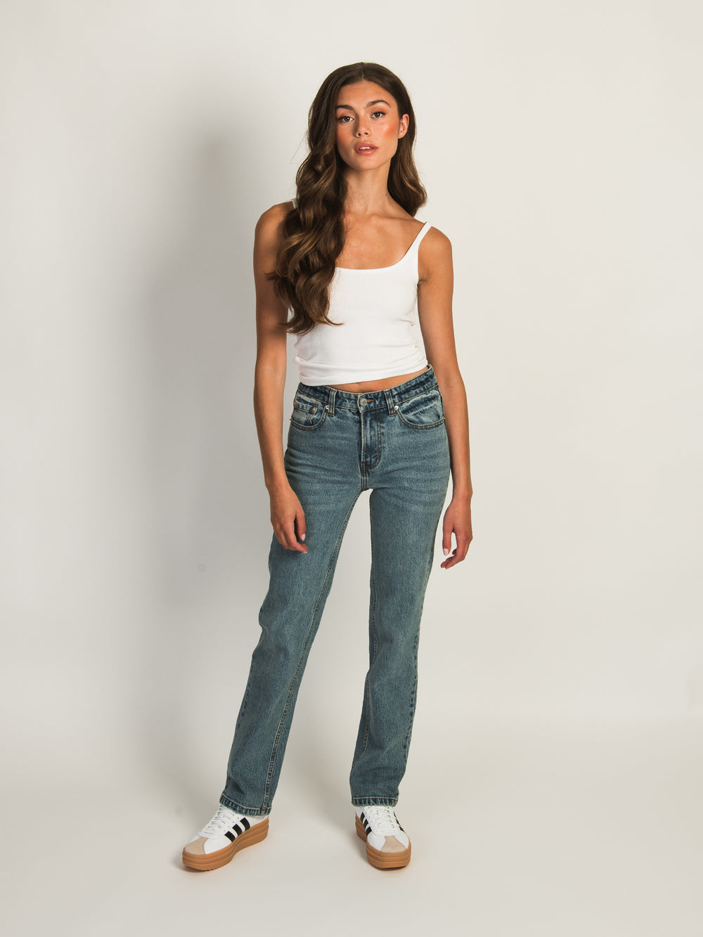 HARLOW MID-RISE STRAIGHT JEAN - MID WASH