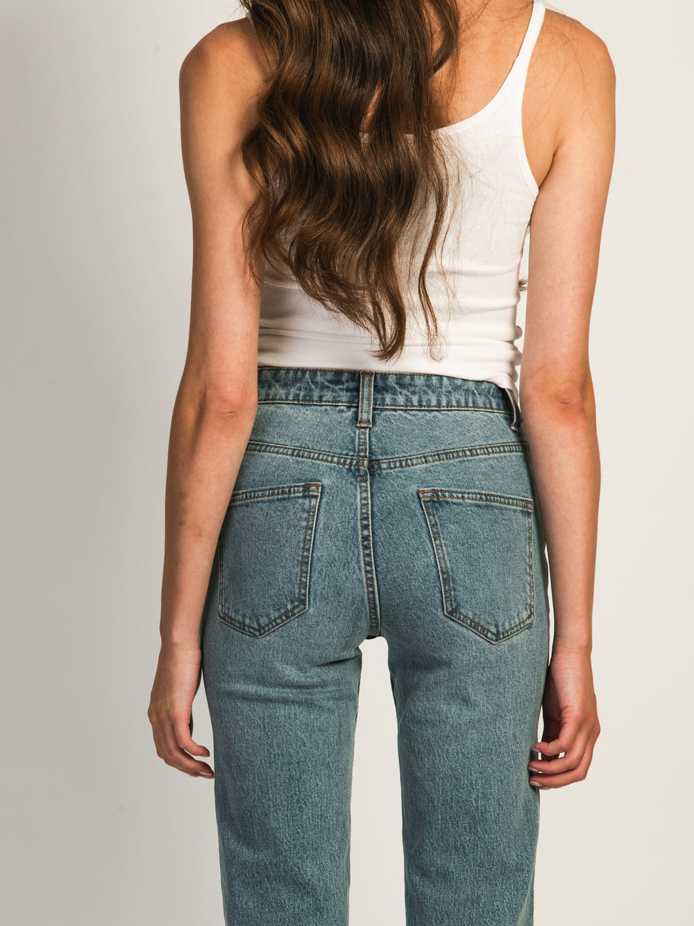 HARLOW MID-RISE STRAIGHT JEAN - MID WASH