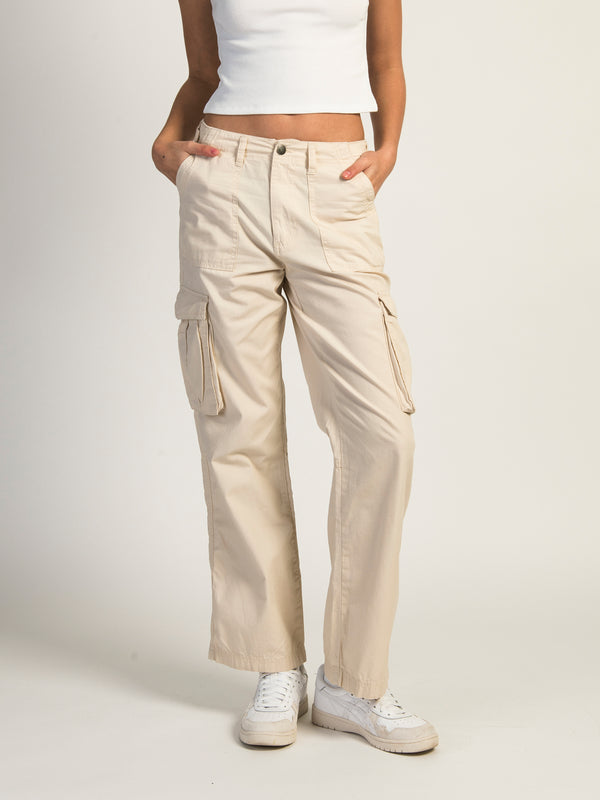 PANTALON CARGO HARLOW PAIGE - CASQUETTE BLANCHE - DÉGAGEMENT