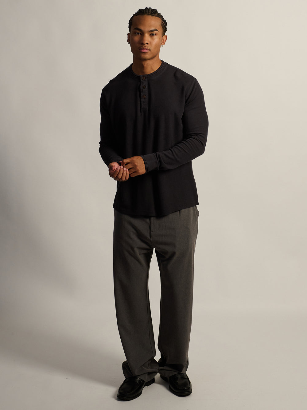 KOLBY TEXTURED WAFFLE HENLEY TEE - BLACK