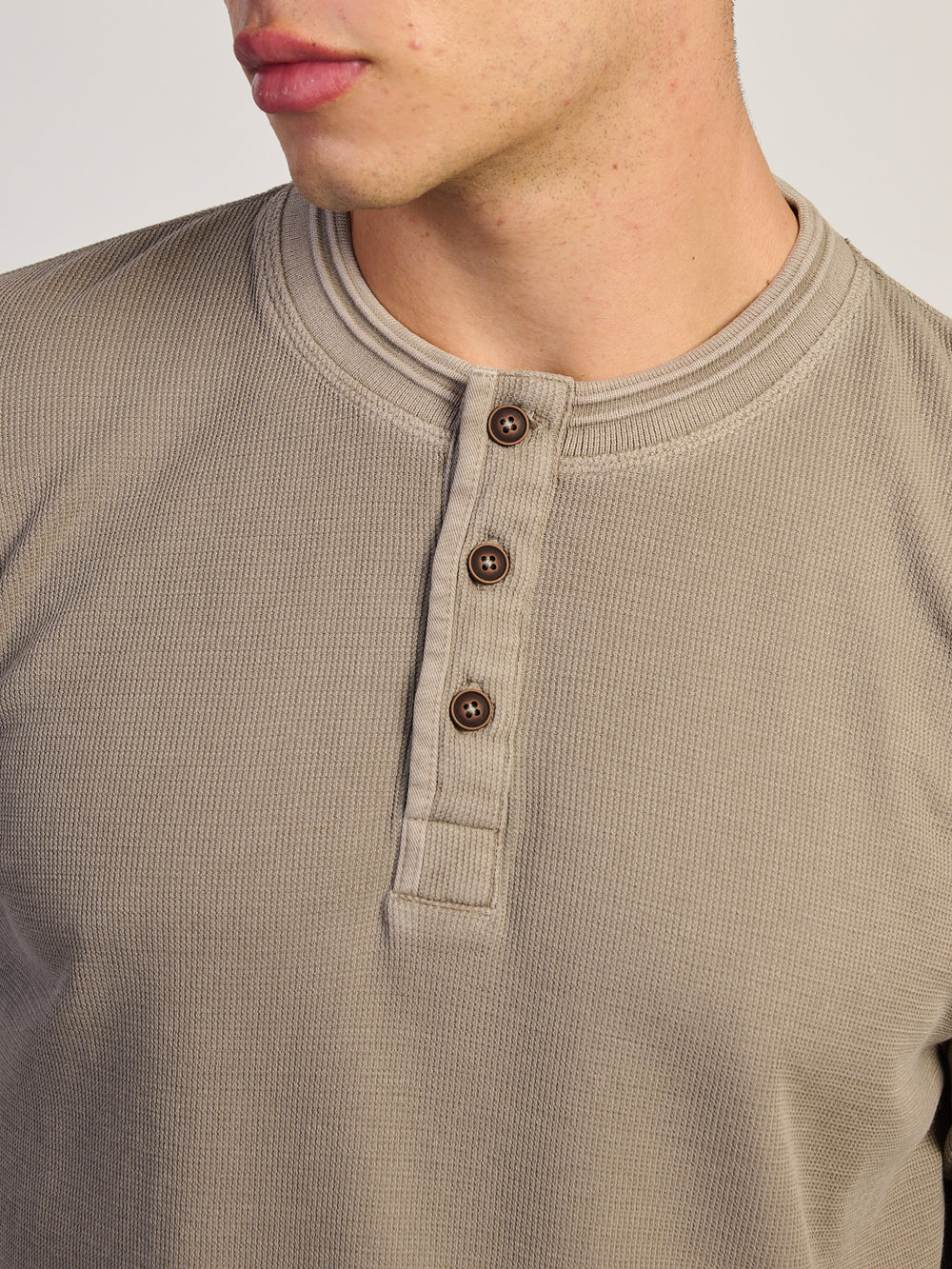 T-SHIRT HENLEY TEXTURÉ EN TRICOT WAFFLE KOLBY - TAUPE 