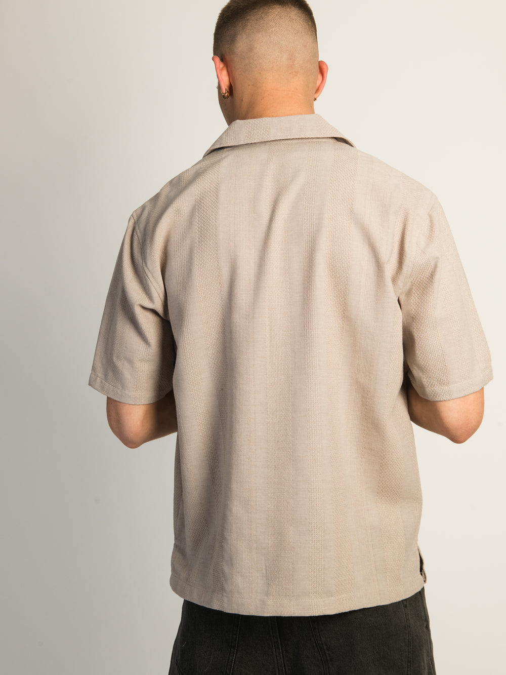 KOLBY BOXY FIT SHIRT - PEBBLE