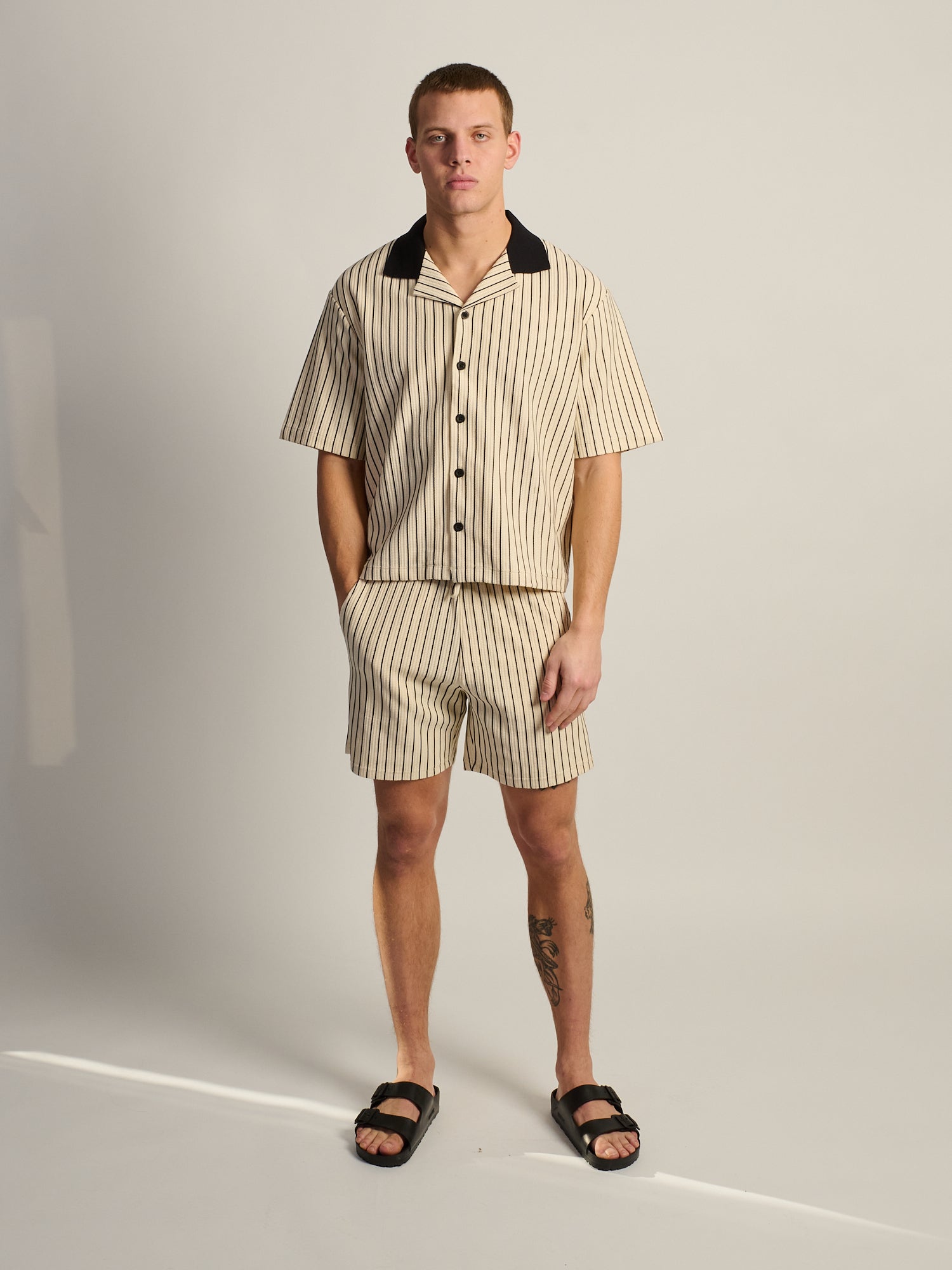 KOLBY SHORT CUT RIBBED BUTTON UP - PINSTRIPE
