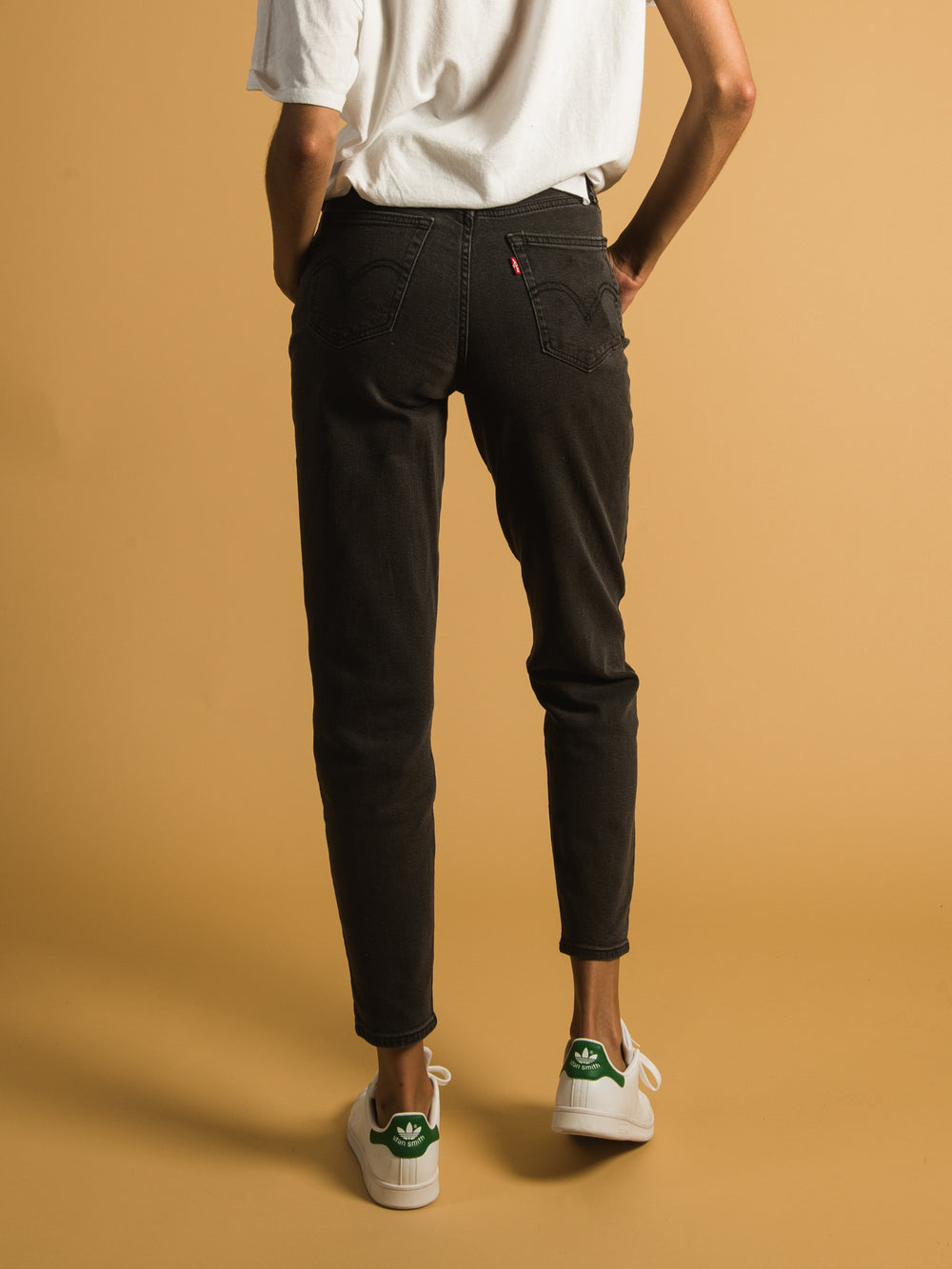 Levi's® HIGH WAISTED MOM - Jeans Tapered Fit - black denim