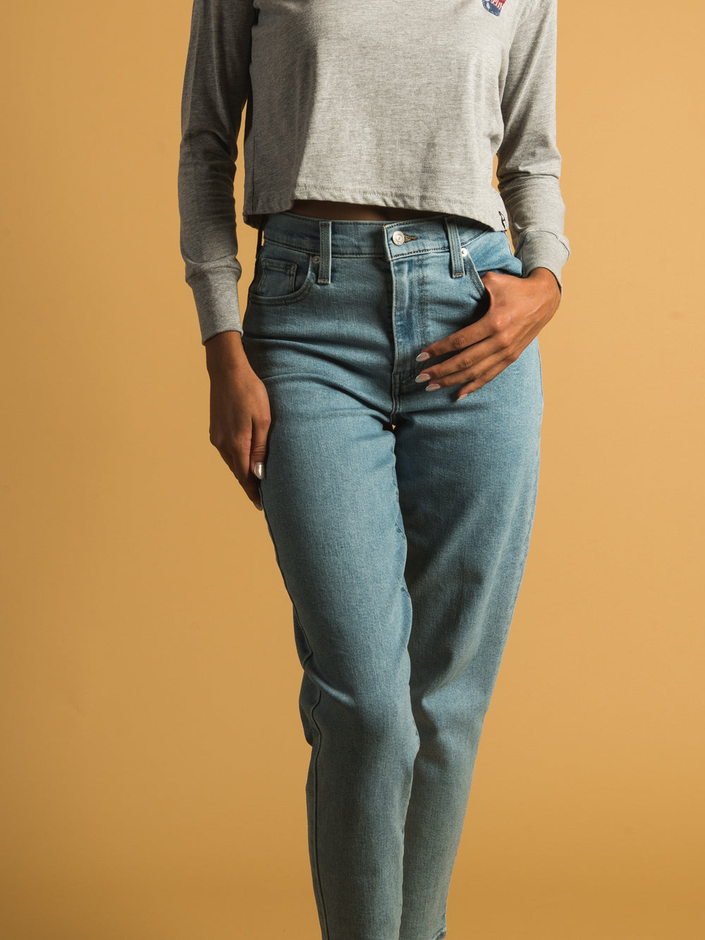 Levi's 80S mom jean in mid wash blue