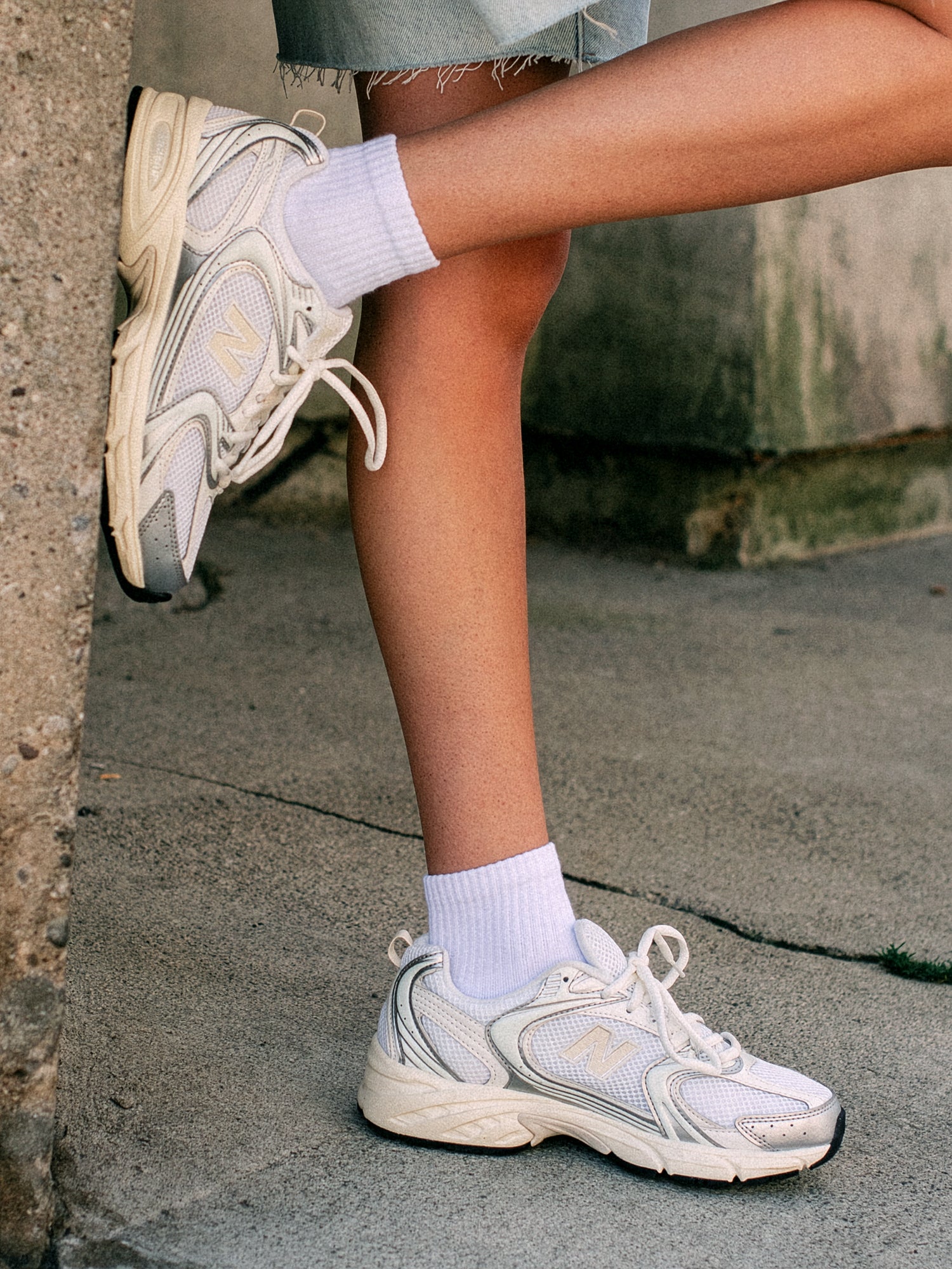 WOMENS NEW BALANCE THE 530 SNEAKER - SILVER METALLIC LINEN