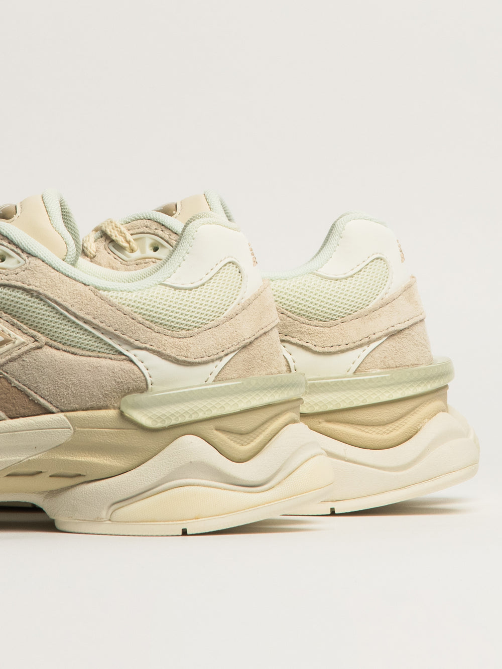 WOMENS NEW BALANCE THE 9060 - LINEN